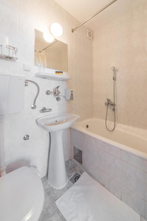 R Club Apartments Old Town Будва Екстериор снимка